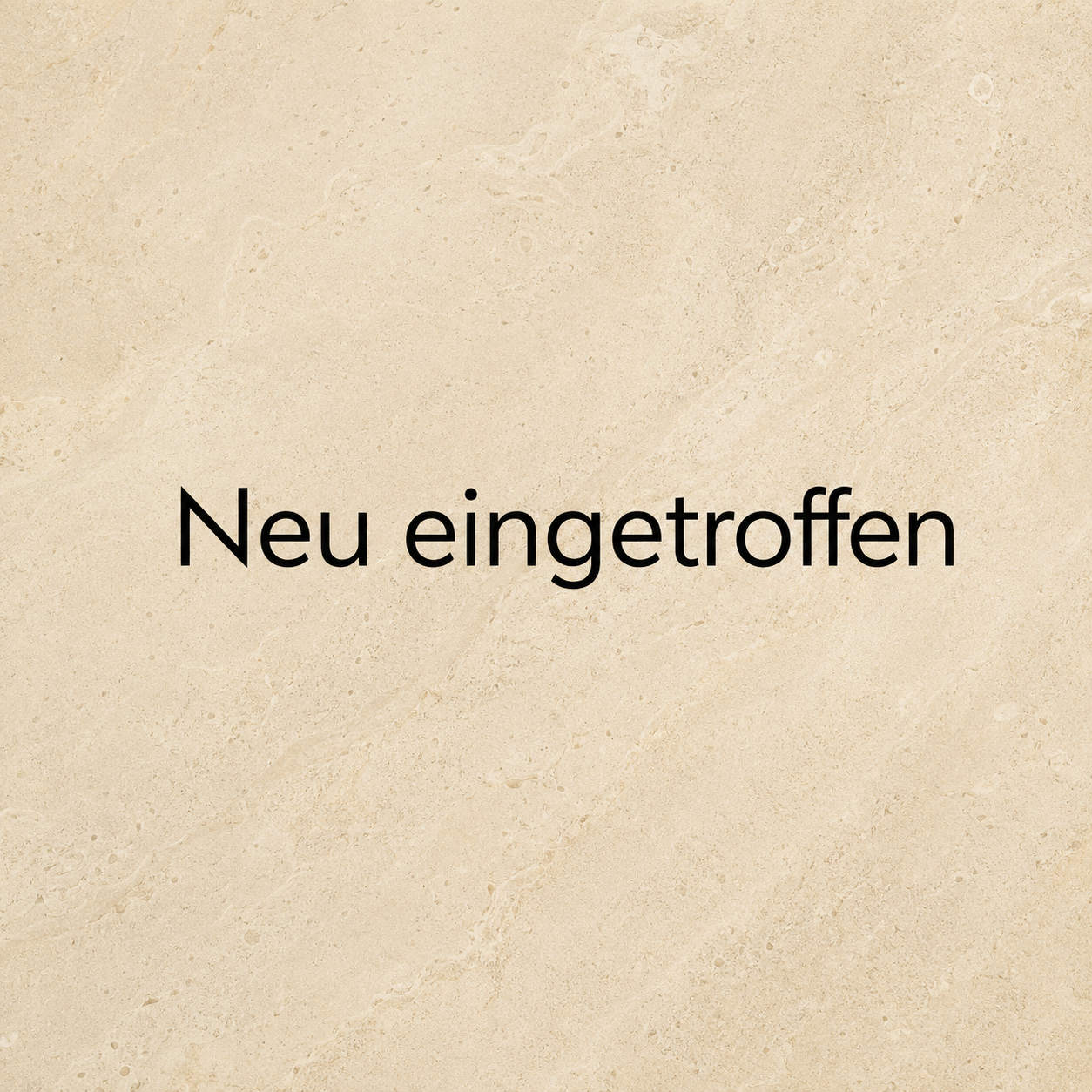 Beiger Keramikbecher mit Gravur „Mit dir komplett daneben“ für die beste Freundin