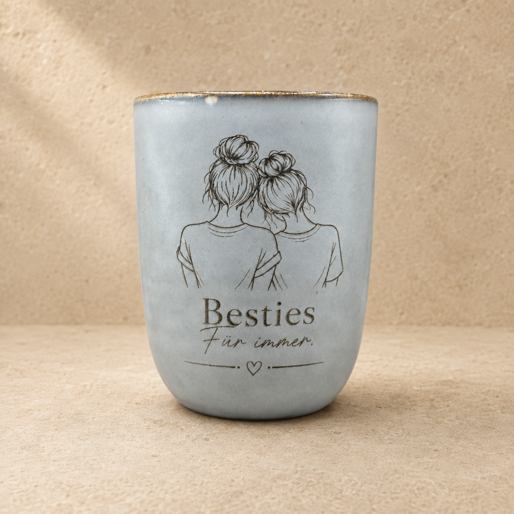 Graue Keramiktasse mit Gravur „Besties für immer“ und Freundinnenmotiv Nahaufnahme 