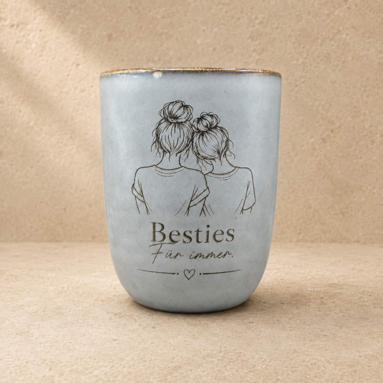 Graue Keramiktasse mit Gravur „Besties für immer“ und Freundinnenmotiv Nahaufnahme 