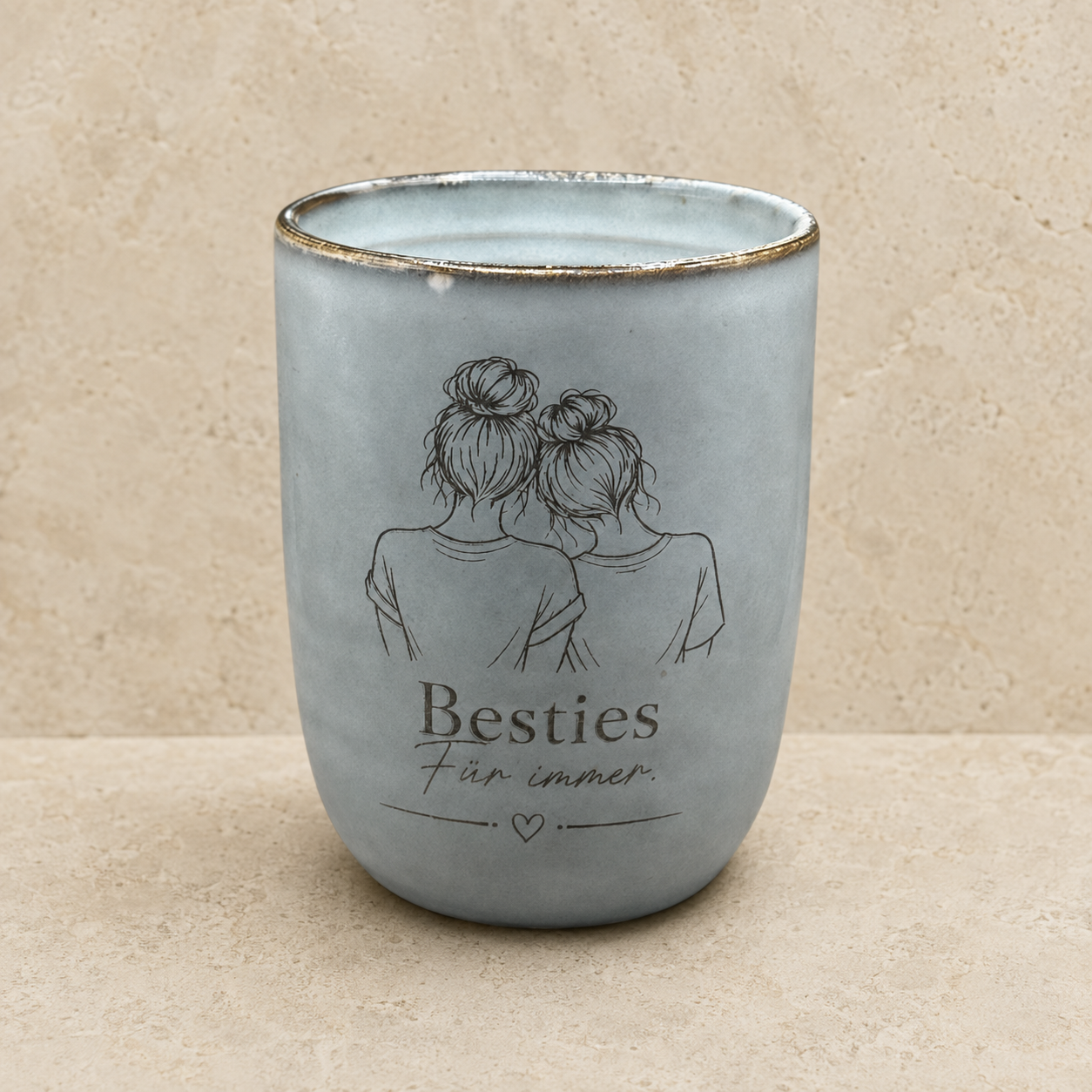 Graue Keramiktasse mit Gravur „Besties für immer“ und Freundinnenmotiv