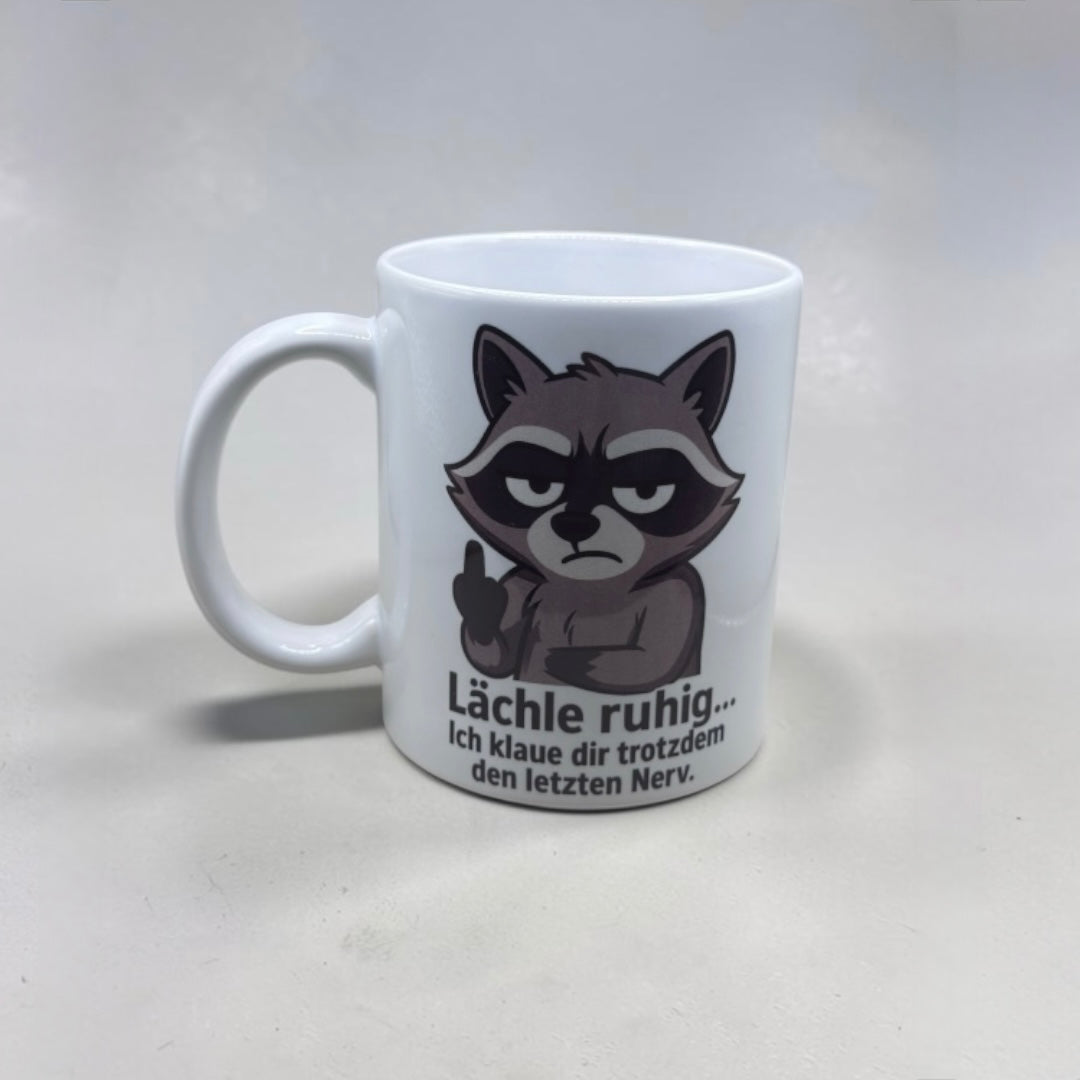 Keramiktasse mit Spruch – Lächle ruhig, ich klaue dir trotzdem den letzten Nerv – Lustige Tasse