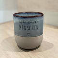 Beige-blaue Keramiktasse mit graviertem Spruch „Ich hasse Menschen“ und Herzmotiv