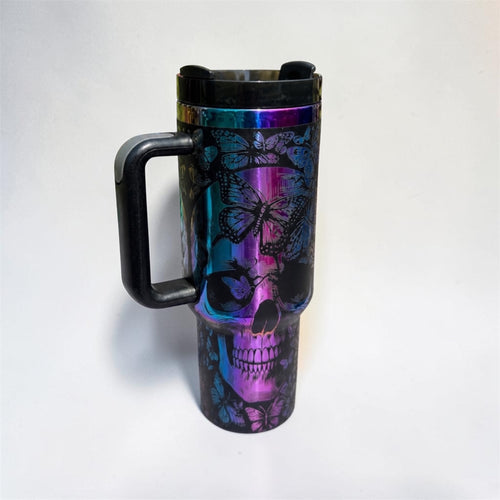 Skull Tumbler mit Totenkopf- und Schmetterlingsgravur vor weißem Hintergrund