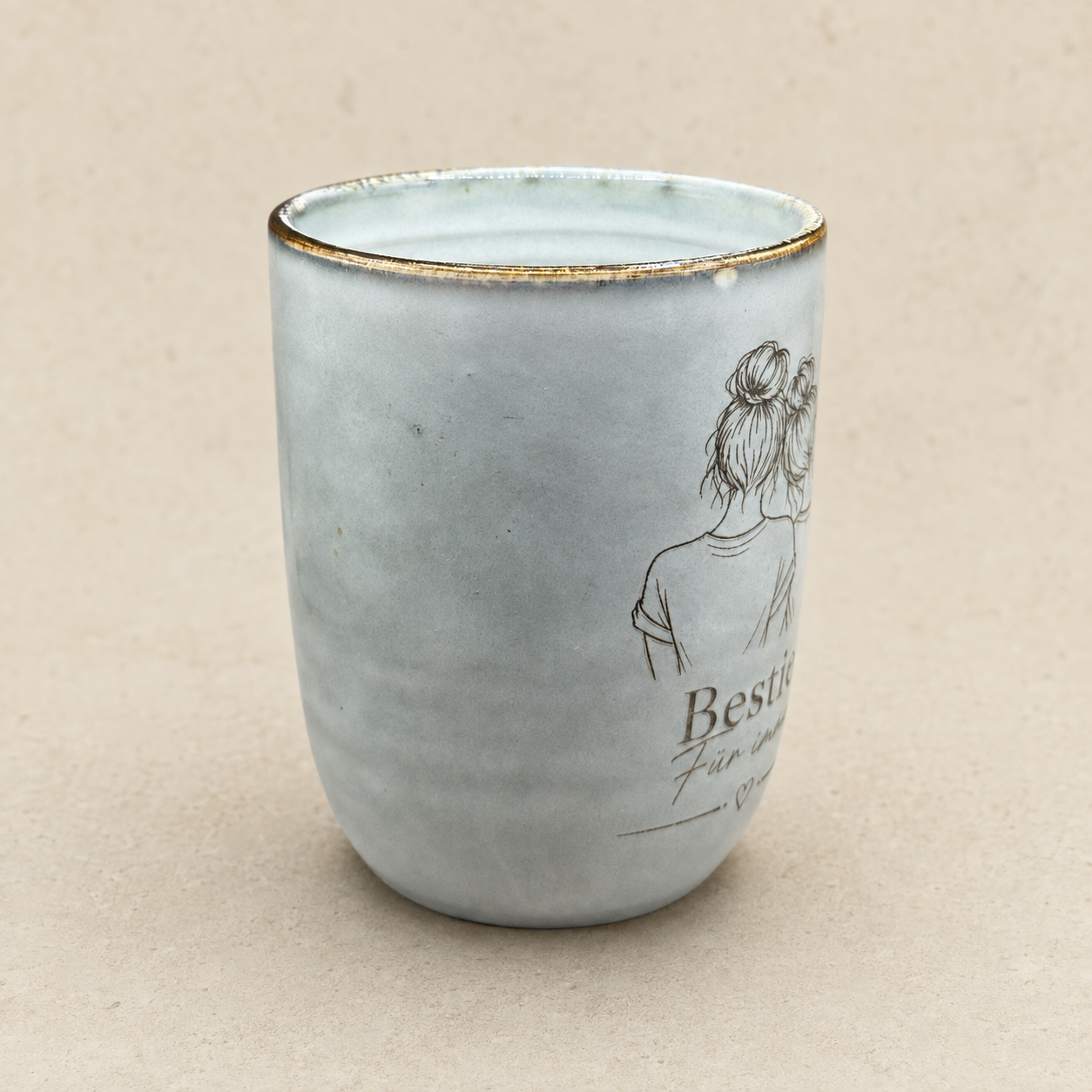 Seitliche Ansicht rechts der grauen Besties-Tasse mit eingravierten Herzen