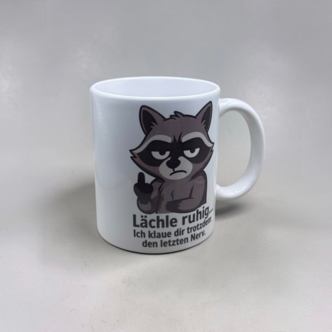 Keramiktasse mit Spruch – Lächle ruhig, ich klaue dir trotzdem den letzten Nerv – Lustige Tasse
