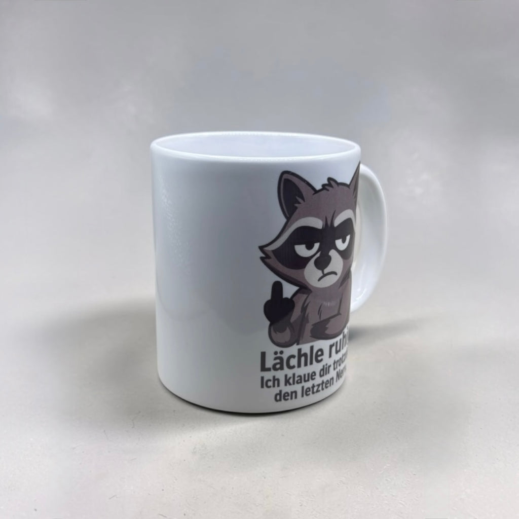 Keramiktasse mit Spruch – Lächle ruhig, ich klaue dir trotzdem den letzten Nerv – Lustige Tasse