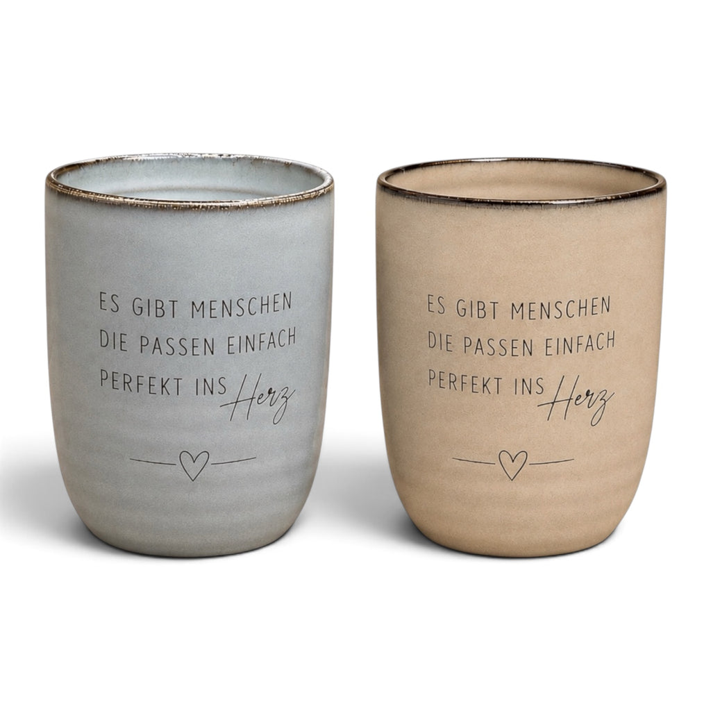 Keramiktasse mit Gravur „Es gibt Menschen, die passen einfach perfekt ins Herz“ – 330 ml