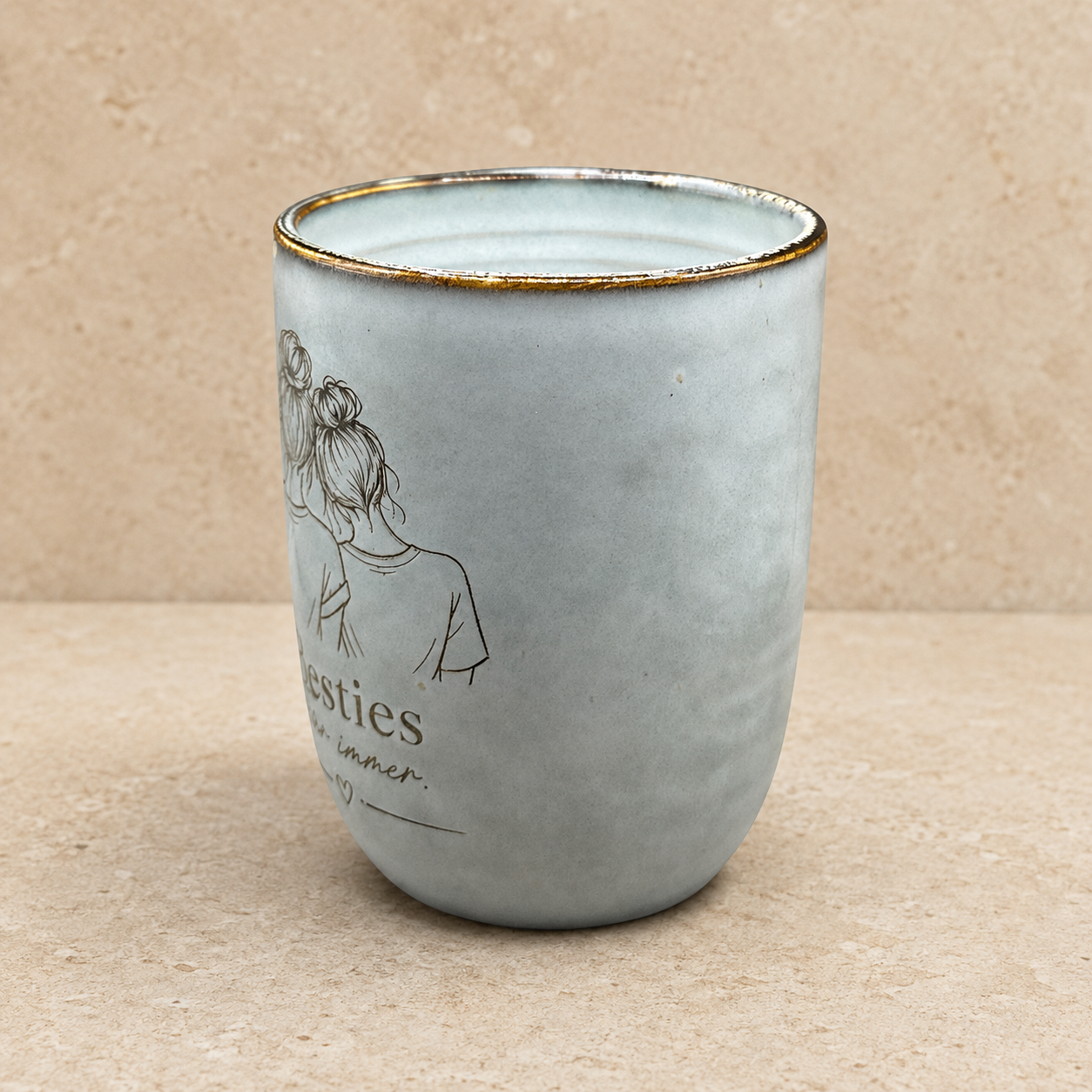 Seitliche Ansicht links der grauen Besties-Tasse mit eingravierten Herzen