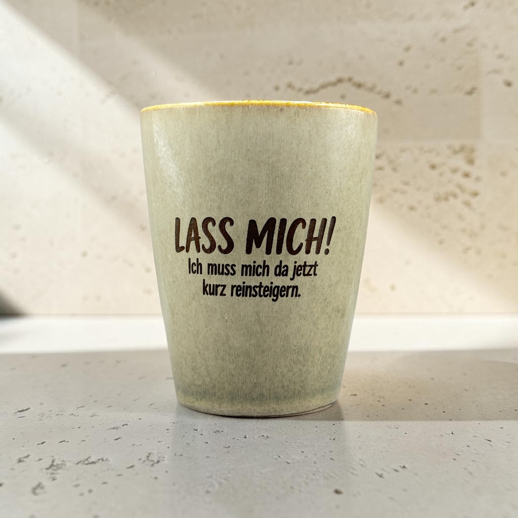 Lustige Tasse mit Gravur „LASS MICH!“ | 220 ml