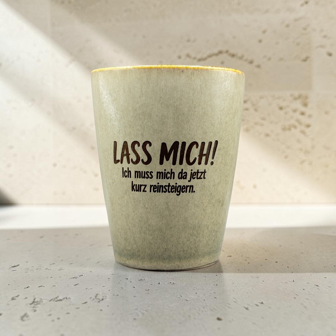 Lustige Tasse mit Gravur „LASS MICH!“ | 220 ml