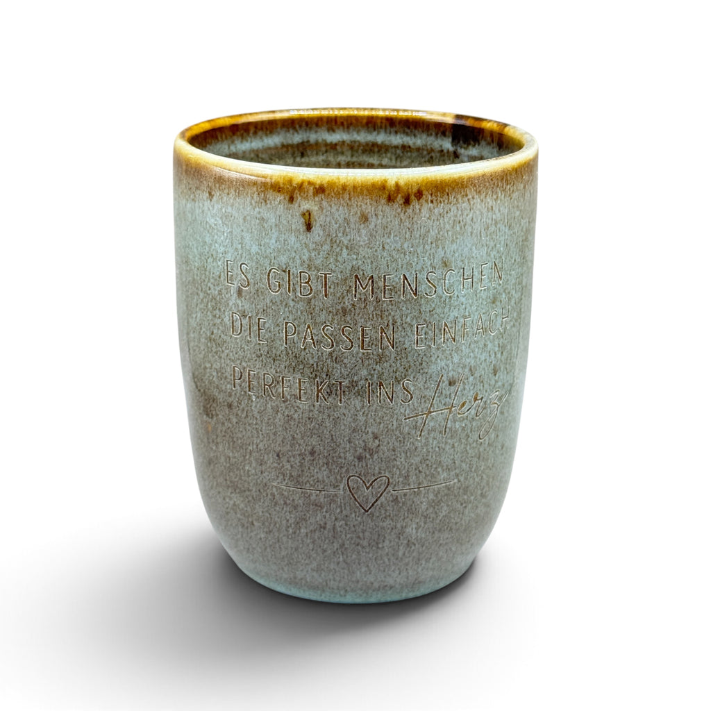 Keramiktasse mit Gravur „Es gibt Menschen, die passen einfach perfekt ins Herz“ – 330 ml