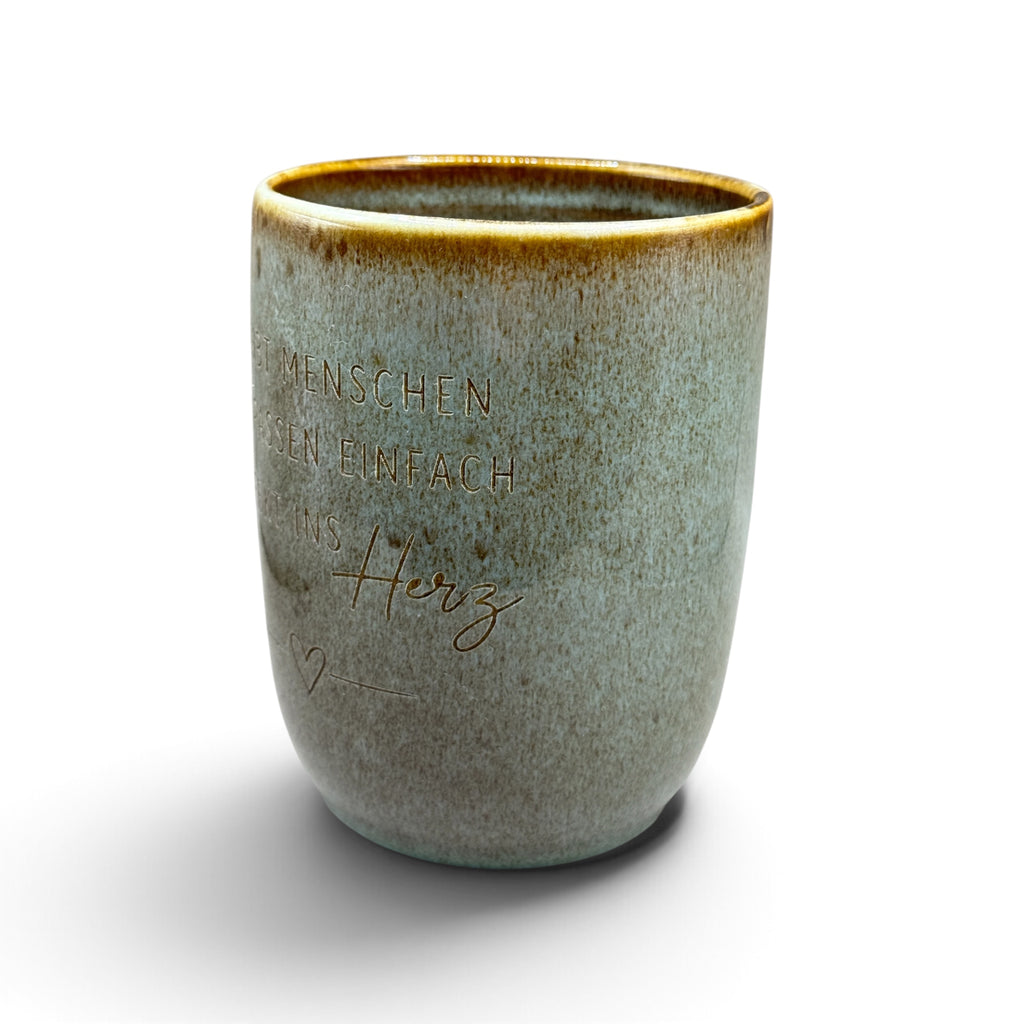 Keramiktasse mit Gravur „Es gibt Menschen, die passen einfach perfekt ins Herz“ – 330 ml