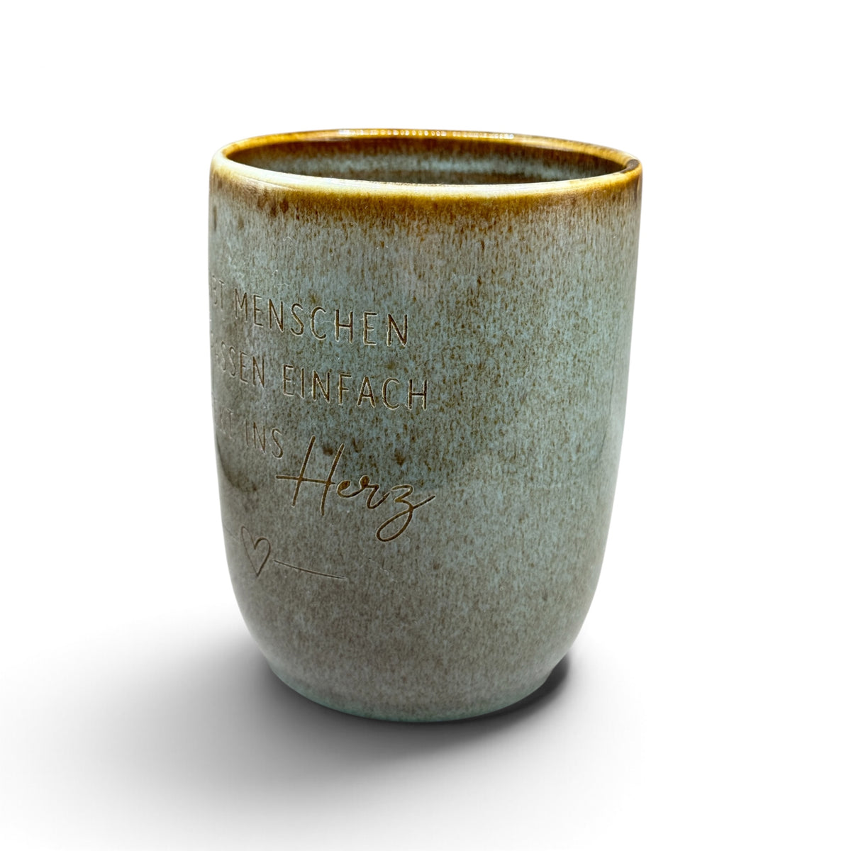 Keramiktasse mit Gravur „Es gibt Menschen, die passen einfach perfekt ins Herz“ – 330 ml