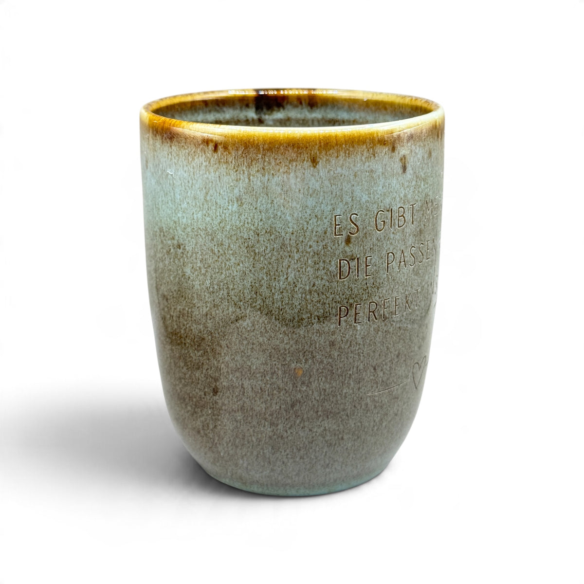 Keramiktasse mit Gravur „Es gibt Menschen, die passen einfach perfekt ins Herz“ – 330 ml