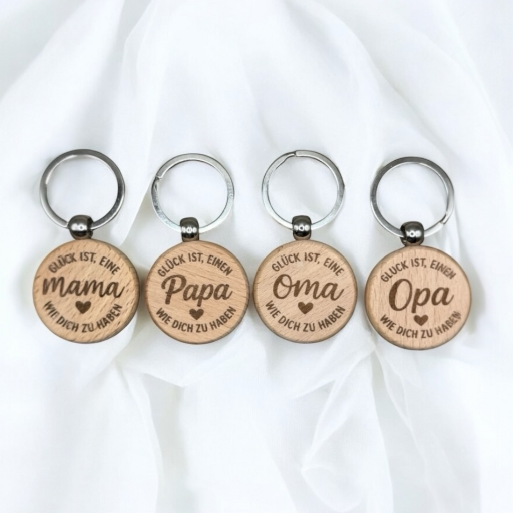 Schlüsselanhänger aus Holz mit Gravur – Geschenk für Mama, Papa, Oma & Opa