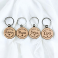 Schlüsselanhänger aus Holz mit Gravur – Geschenk für Mama, Papa, Oma & Opa