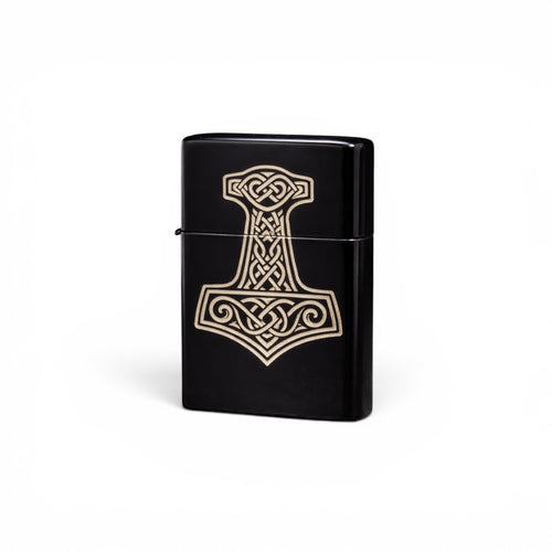 Schwarzes Benzinfeuerzeug mit Mjölnir-Motiv in naher Schrägansicht