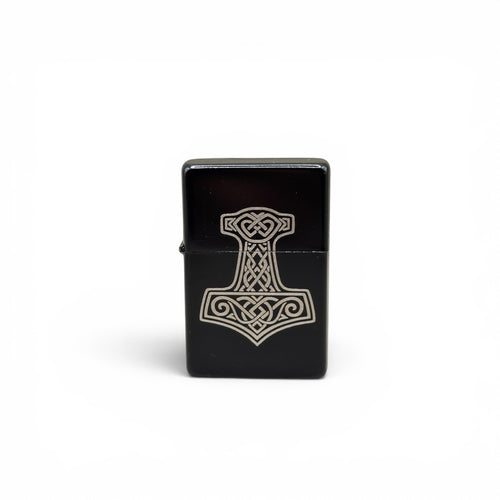 Schwarzes Benzinfeuerzeug mit graviertem Mjölnir-Motiv, Frontansicht