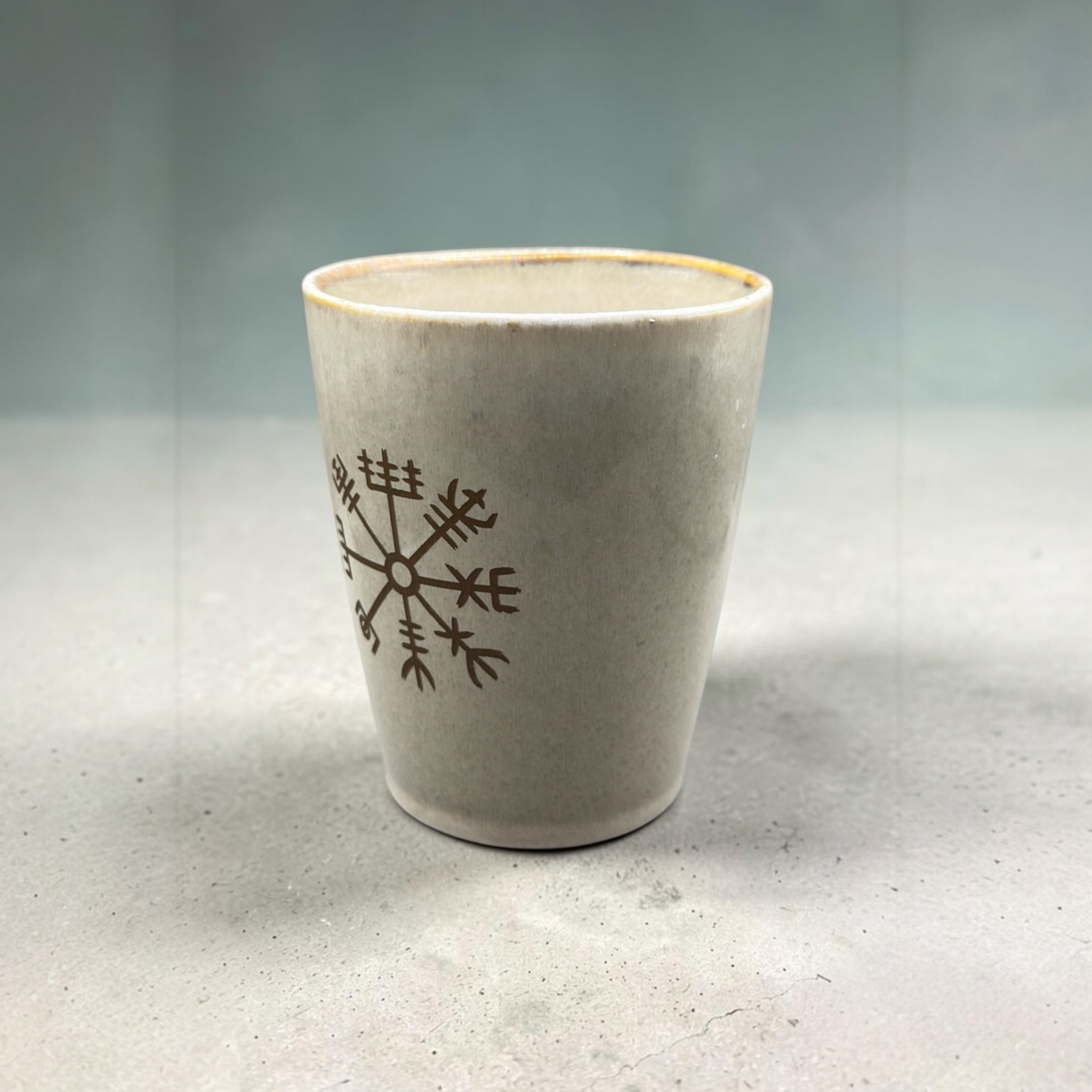 Keramikbecher mit Gravur – Wikinger Kompass Vegvisir – Geschenk für Wikinger Fans