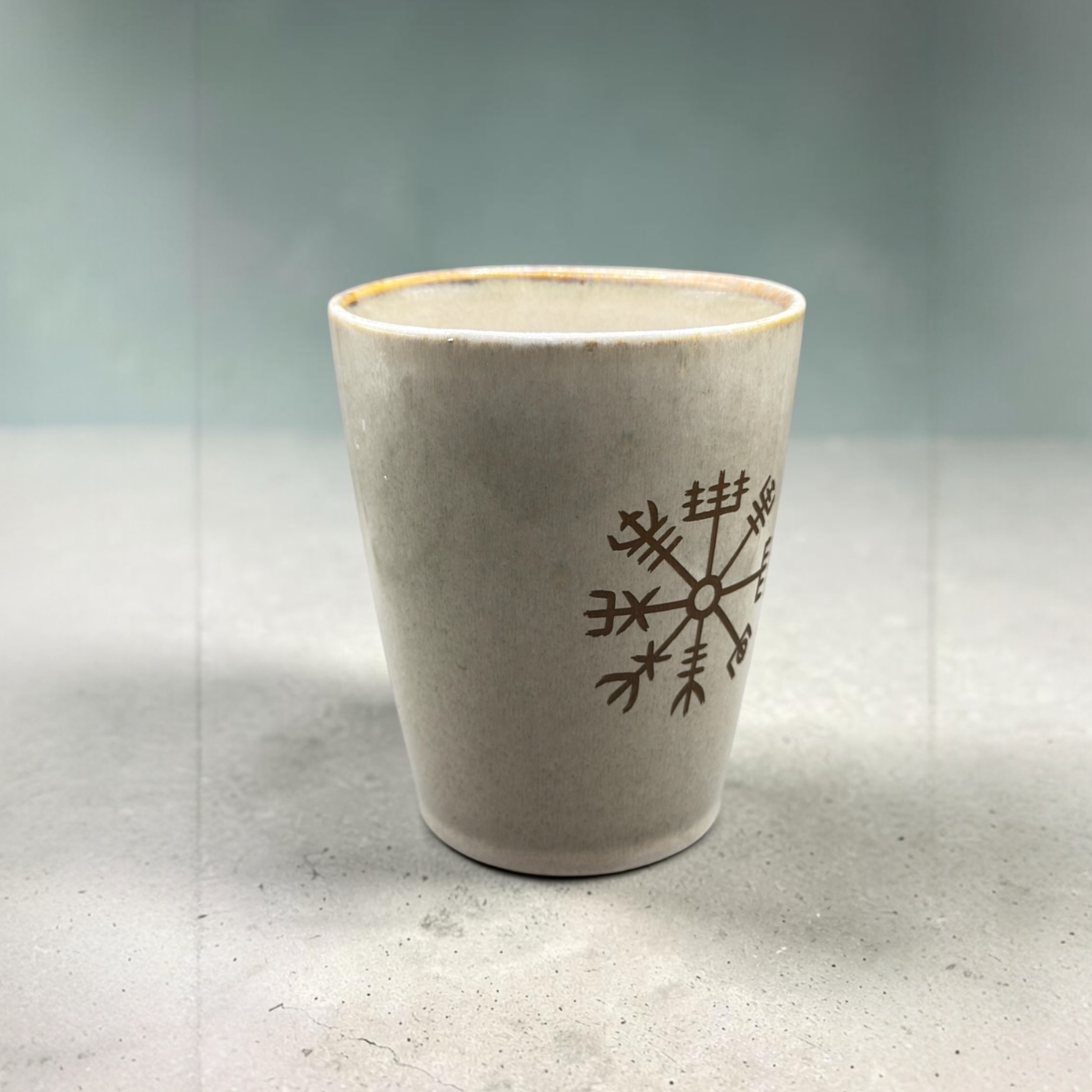 Keramikbecher mit Gravur – Wikinger Kompass Vegvisir – Geschenk für Wikinger Fans