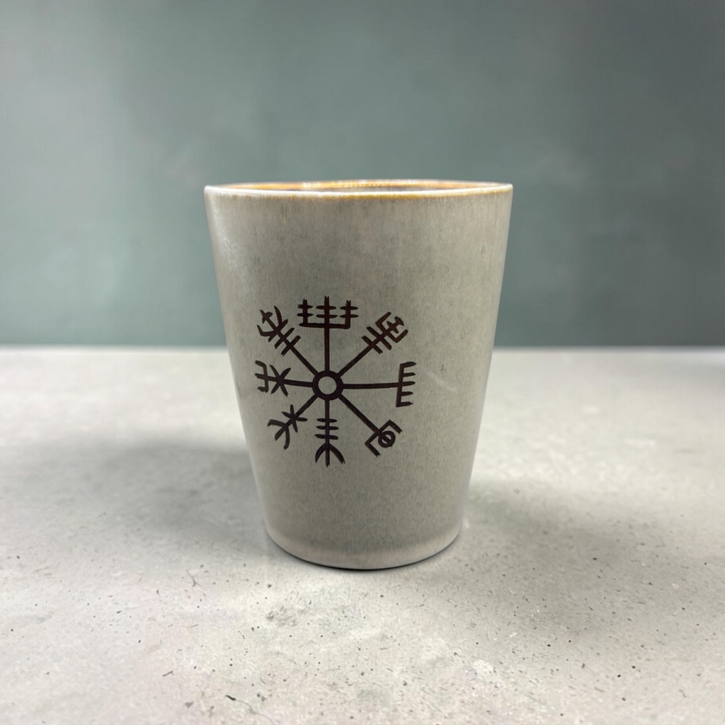 Keramikbecher mit Gravur – Wikinger Kompass Vegvisir – Geschenk für Wikinger Fans