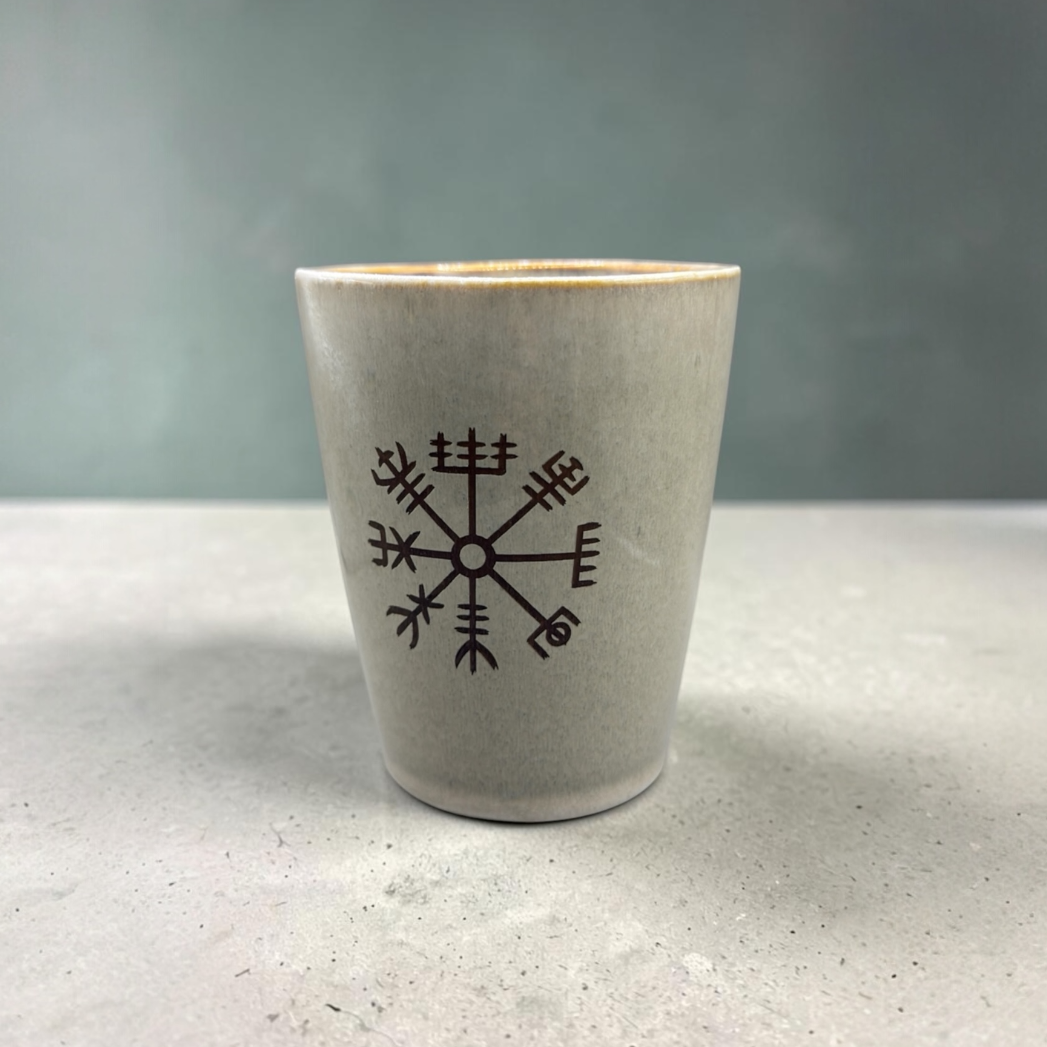 Keramikbecher mit Gravur – Wikinger Kompass Vegvisir – Geschenk für Wikinger Fans