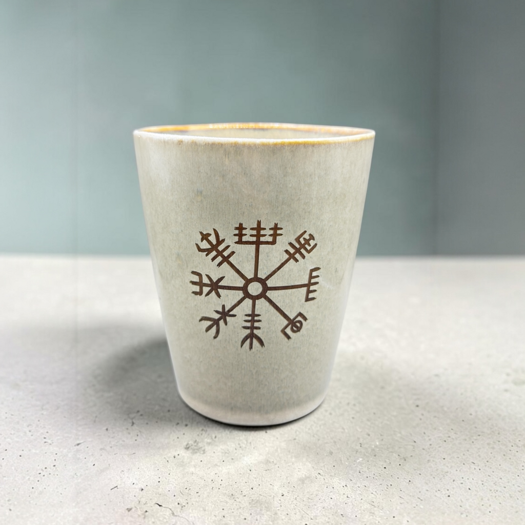 Keramikbecher mit Gravur – Wikinger Kompass Vegvisir – Geschenk für Wikinger Fans