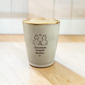 Keramiktasse mit graviertem Spruch „Zusammen komplett daneben“, Frontansicht