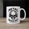 Weiße 330-ml-Metal-Tasse mit Totenkopf-Motiv vor schwarzem Hintergrund