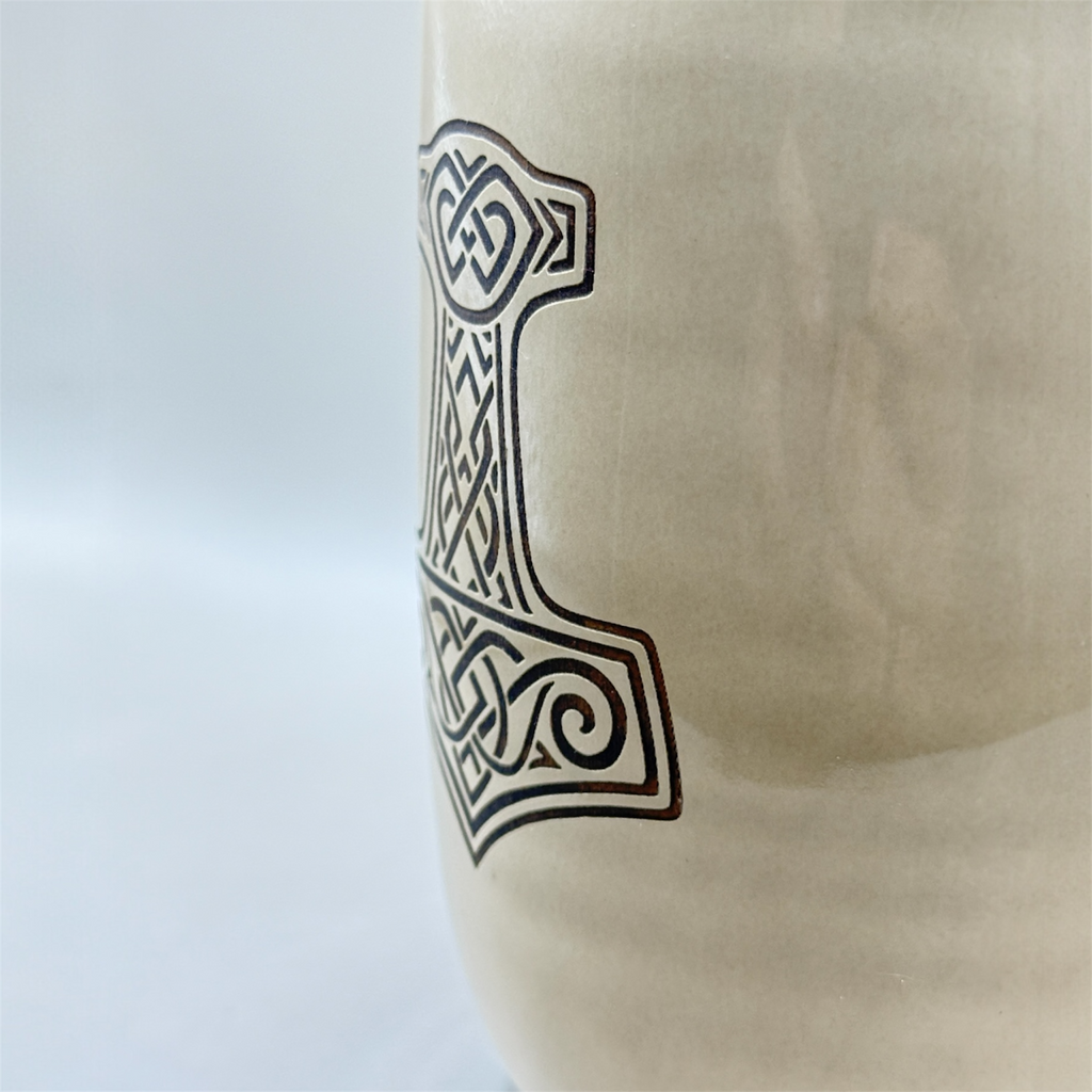 Keramikbecher mit Thors Hammer Symbol als Geschenk für Männer