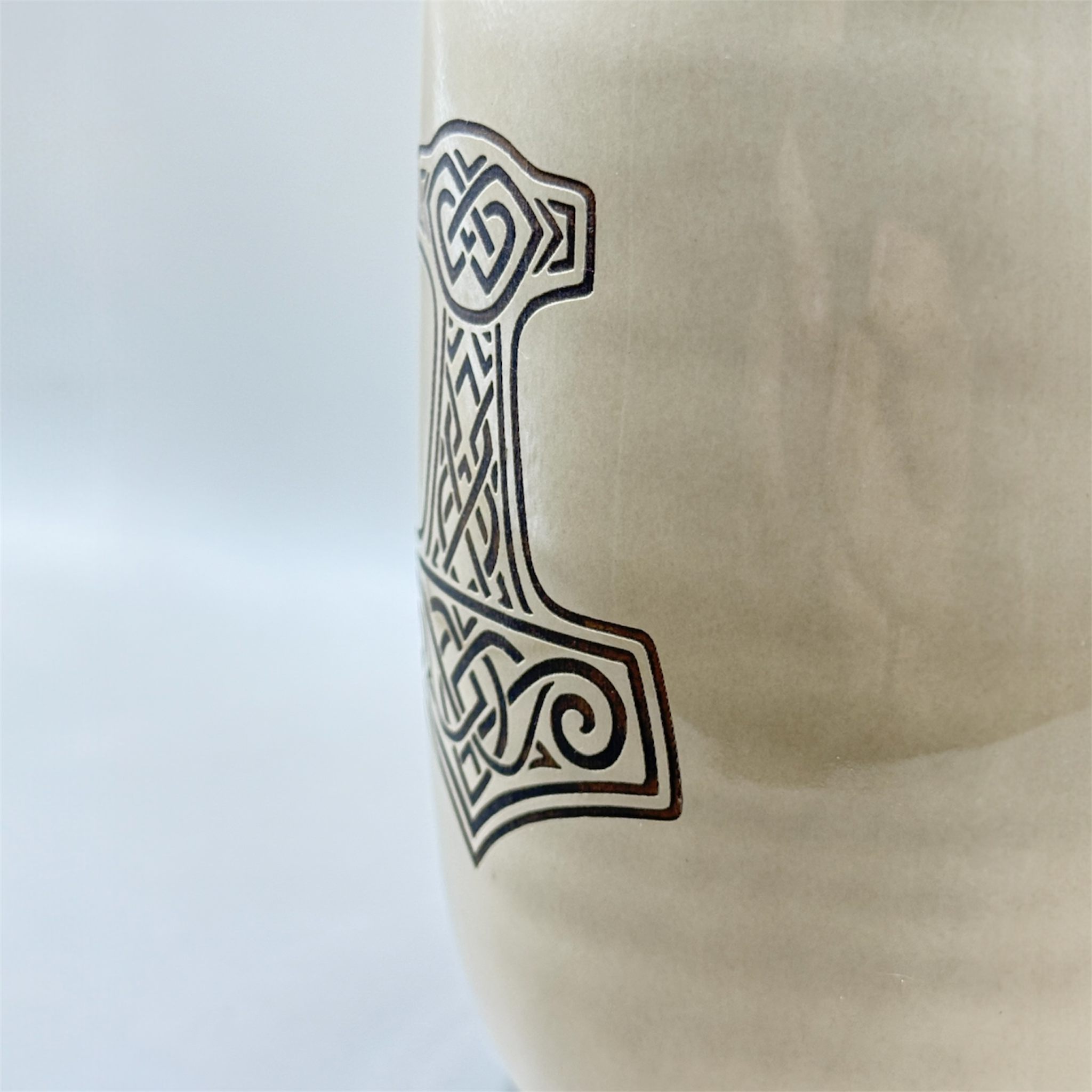 Keramikbecher mit Thors Hammer Symbol als Geschenk für Männer