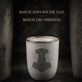 Wikinger Keramikbecher mit Mjölnir Gravur in grauer Glasur auf dunklem Hintergrund