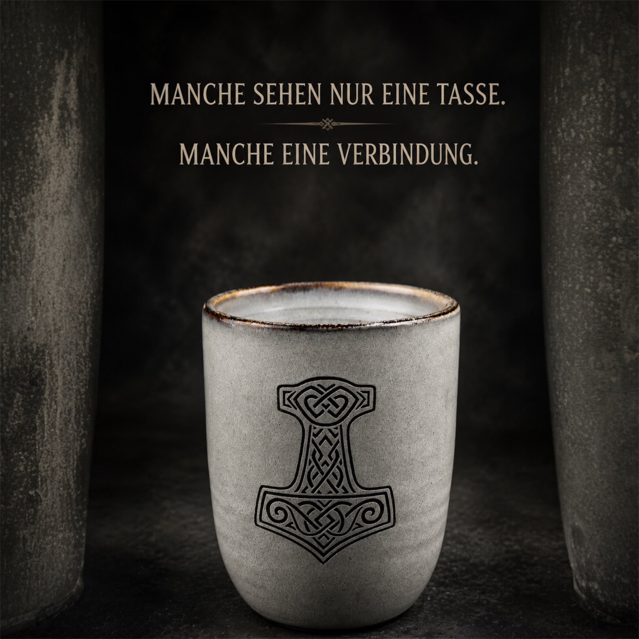Wikinger Keramikbecher mit Mjölnir Gravur in grauer Glasur auf dunklem Hintergrund
