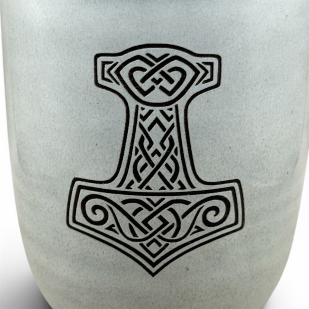 Nordischer Keramikbecher mit Thors Hammer Gravur aus nächster Nähe