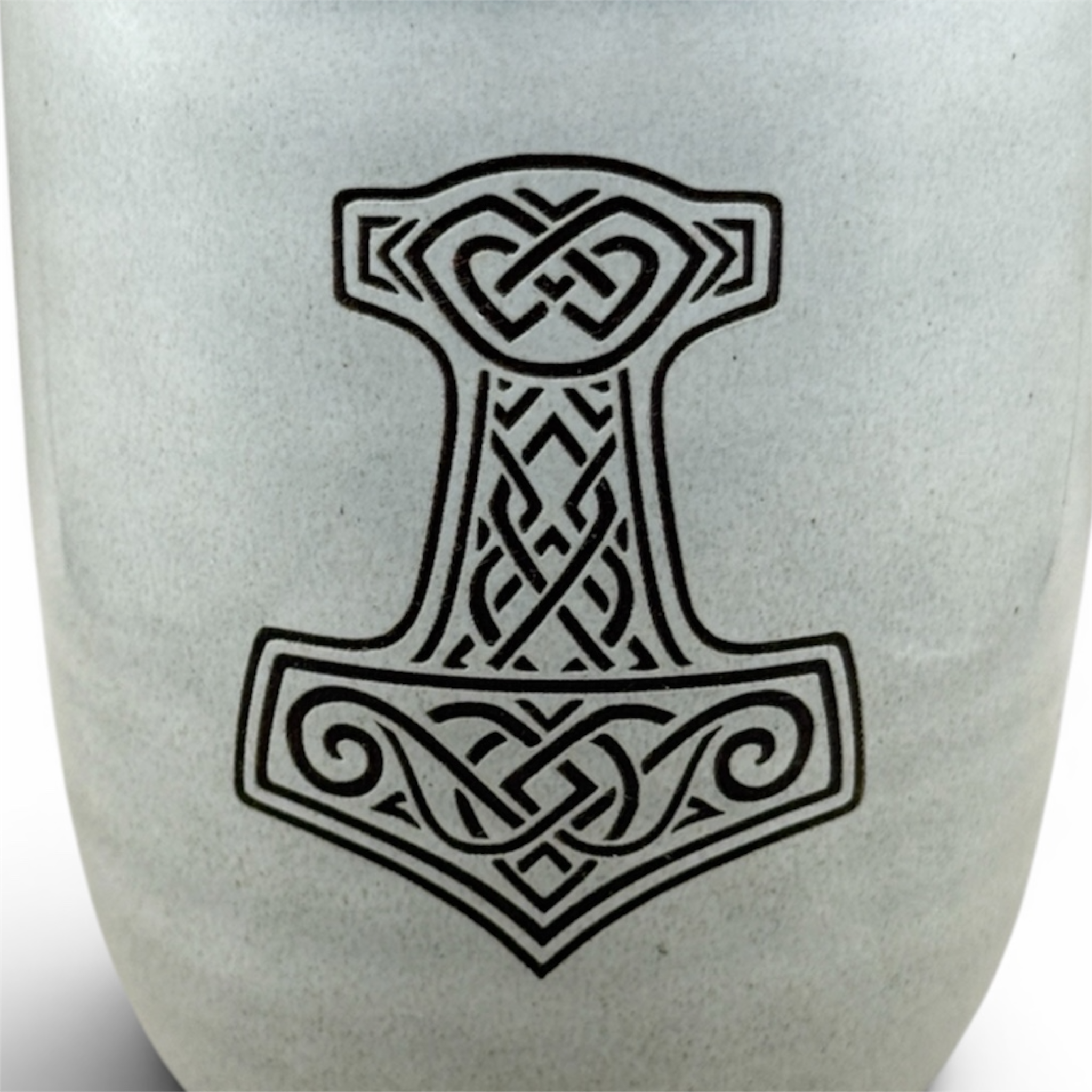 Nordischer Keramikbecher mit Thors Hammer Gravur aus nächster Nähe