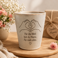 Beigegraue Keramiktasse mit Gravur „Für die Welt bist du Mama, für mich alles“ und Herzmotiv