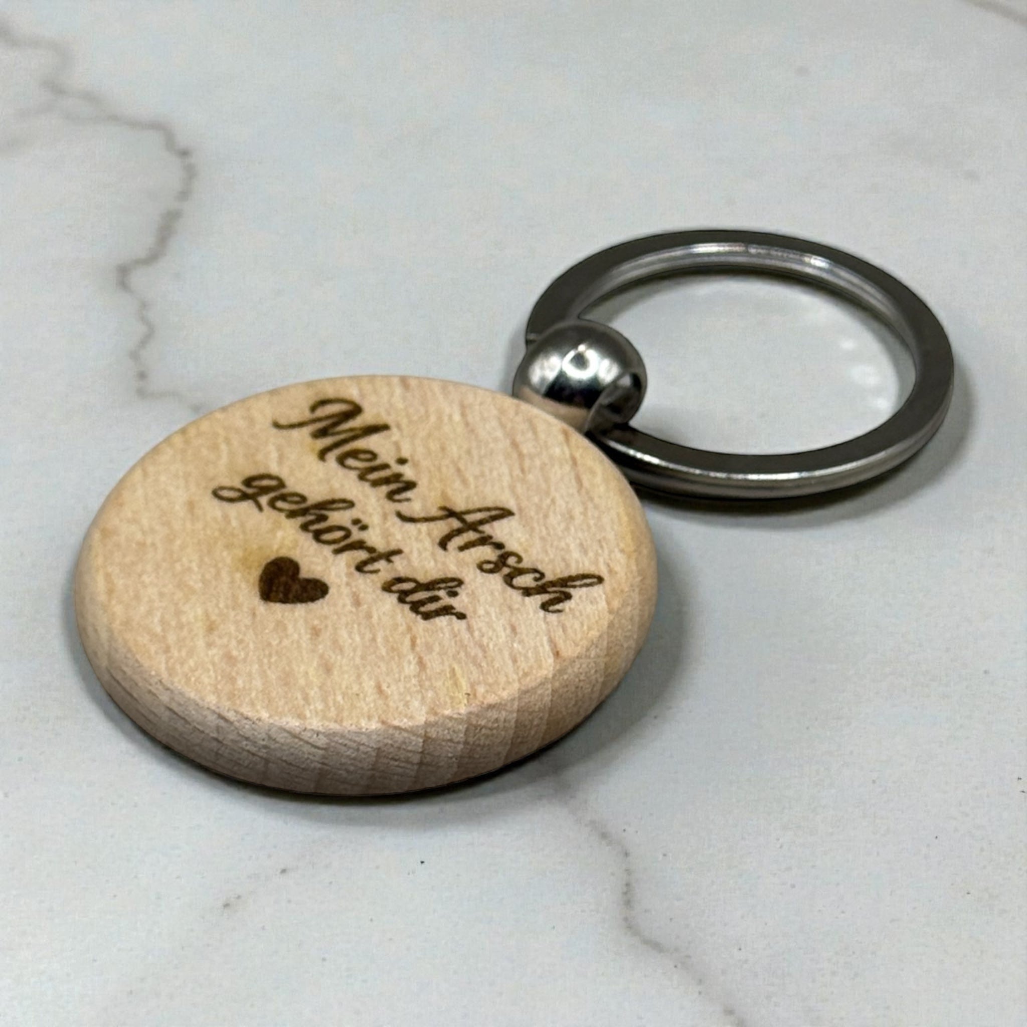 Schlüsselanhänger aus Holz mit Spruch – Liebesgeschenk für Paare mit Humor