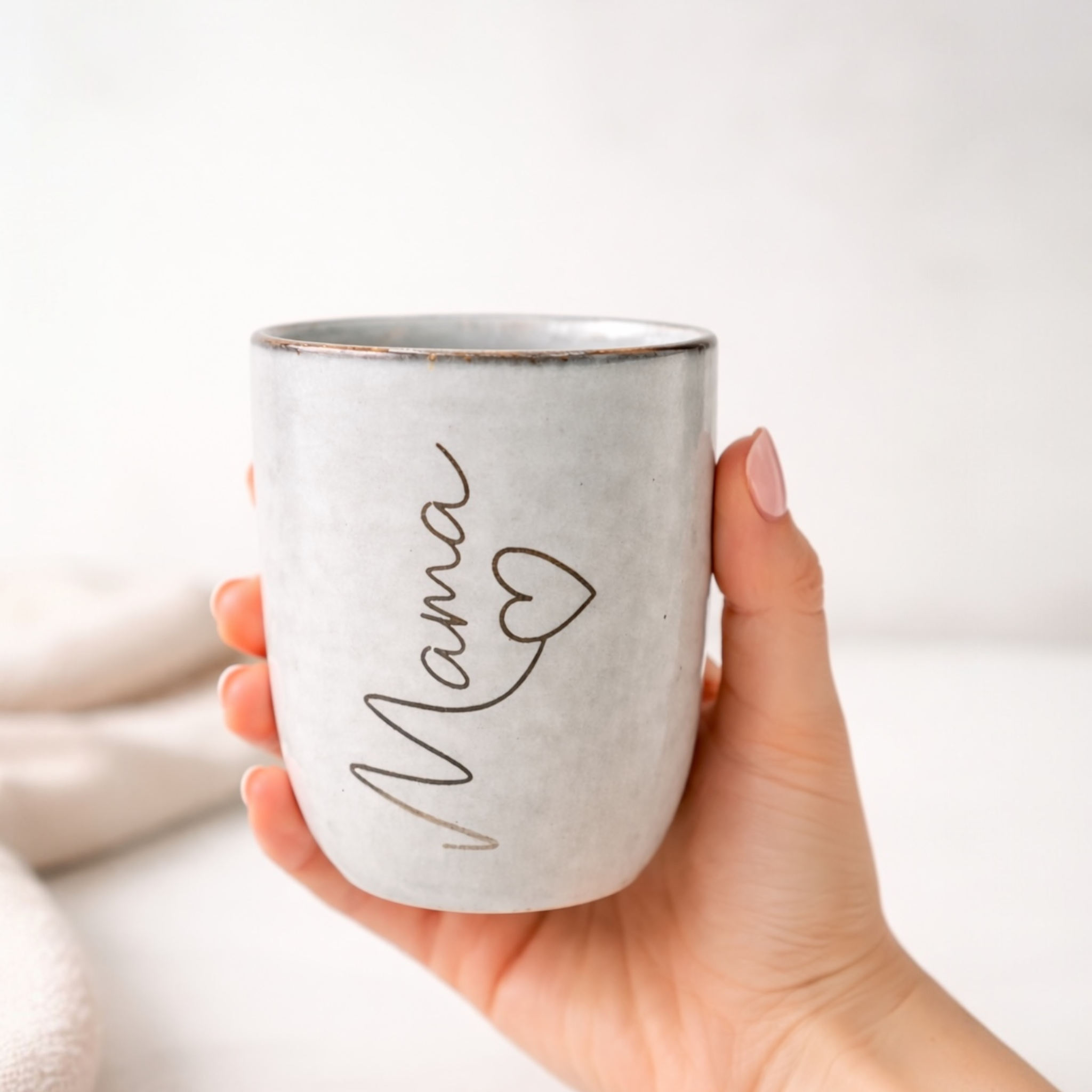 Mama Tasse mit Herz Gravur – Keramikbecher Geschenk Muttertag & Geburtstag