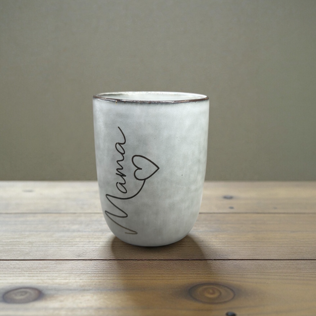 Mama Tasse mit Herz Gravur – Keramikbecher Geschenk Muttertag & Geburtstag