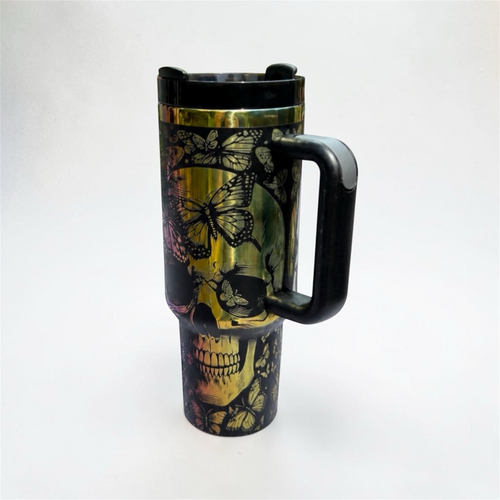 Zweite Motivseite des Skull Tumblers mit Totenkopf- und Schmetterlingsgravur