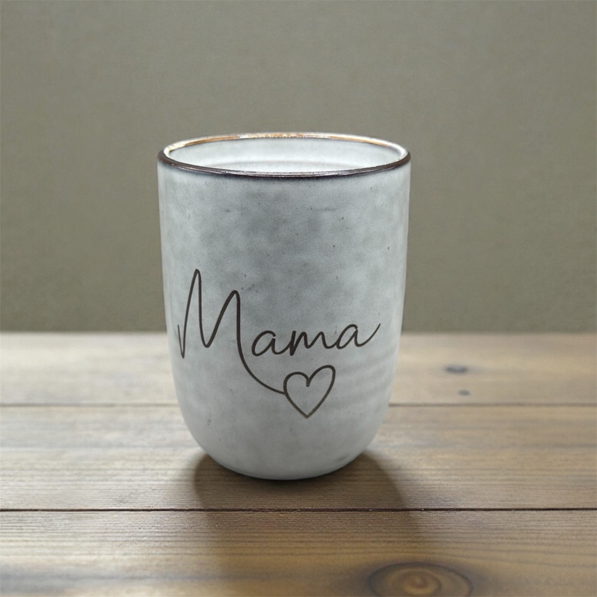 Mama Tasse mit Herz Gravur – Keramikbecher Geschenk Muttertag & Geburtstag