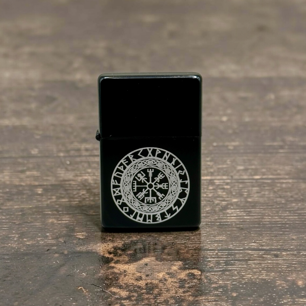 Schwarzes Wikinger Feuerzeug mit graviertem Vegvisir und Runenkreis. Wiederbefüllbares Benzinfeuerzeug mit nordischer Symbolik und hochwertiger Lasergravur.
