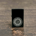 Schwarzes Wikinger Feuerzeug mit graviertem Vegvisir und Runenkreis. Wiederbefüllbares Benzinfeuerzeug mit nordischer Symbolik und hochwertiger Lasergravur.