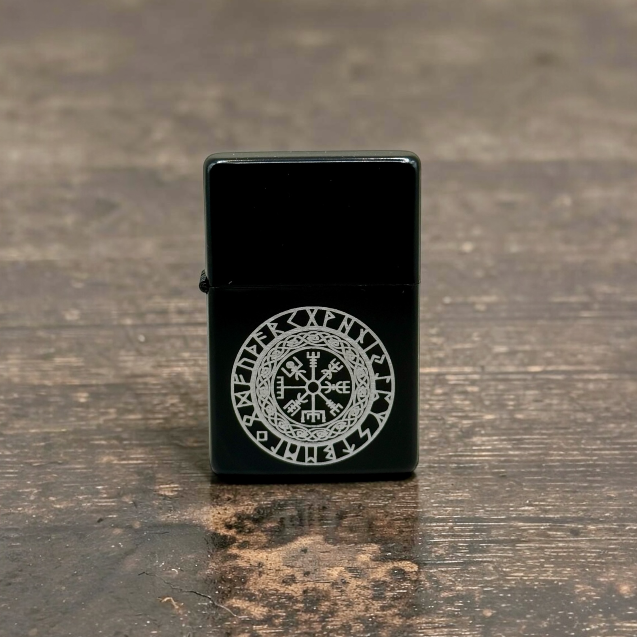 Schwarzes Wikinger Feuerzeug mit graviertem Vegvisir und Runenkreis. Wiederbefüllbares Benzinfeuerzeug mit nordischer Symbolik und hochwertiger Lasergravur.
