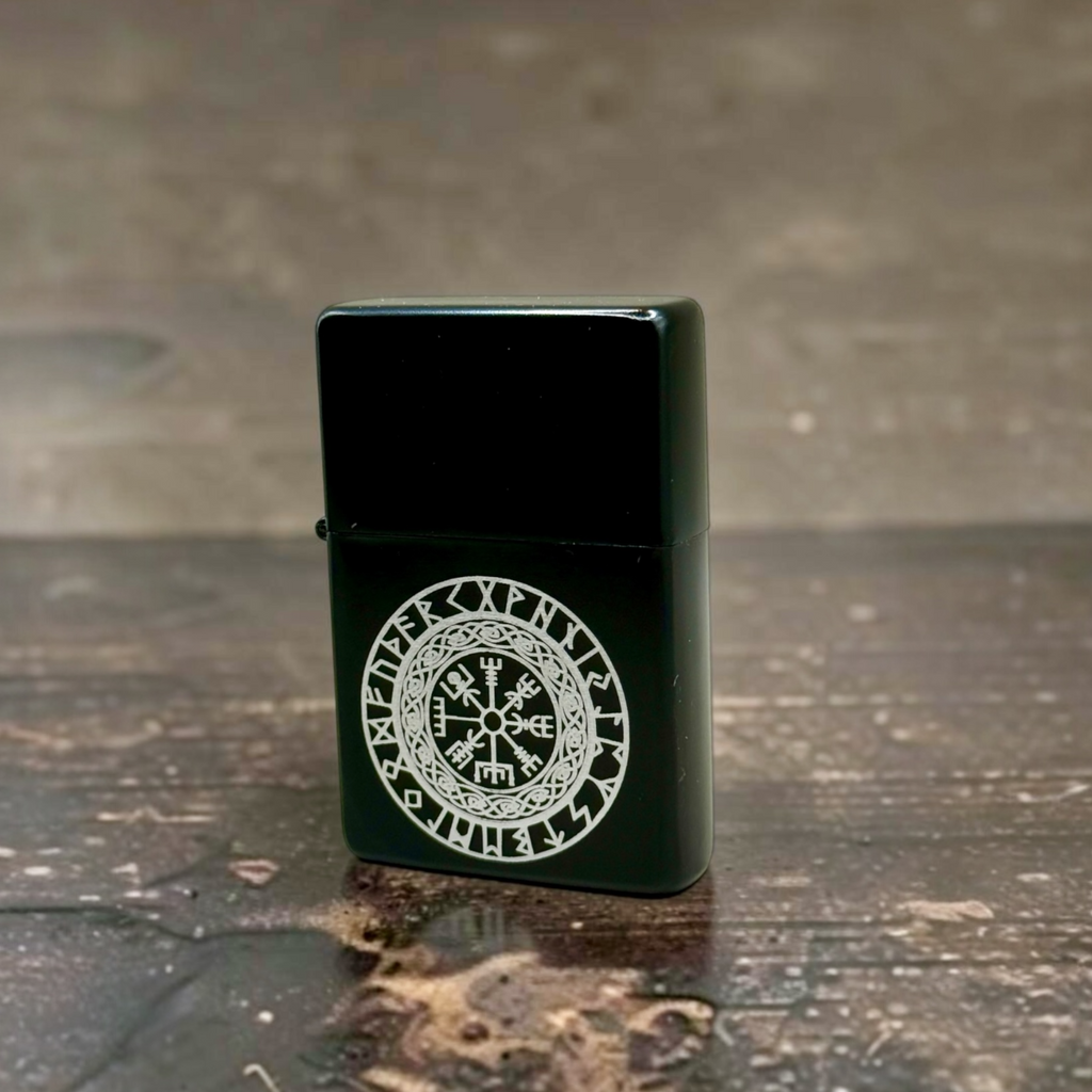 Schwarzes Feuerzeug mit Vegvisir – Wikinger Geschenkidee