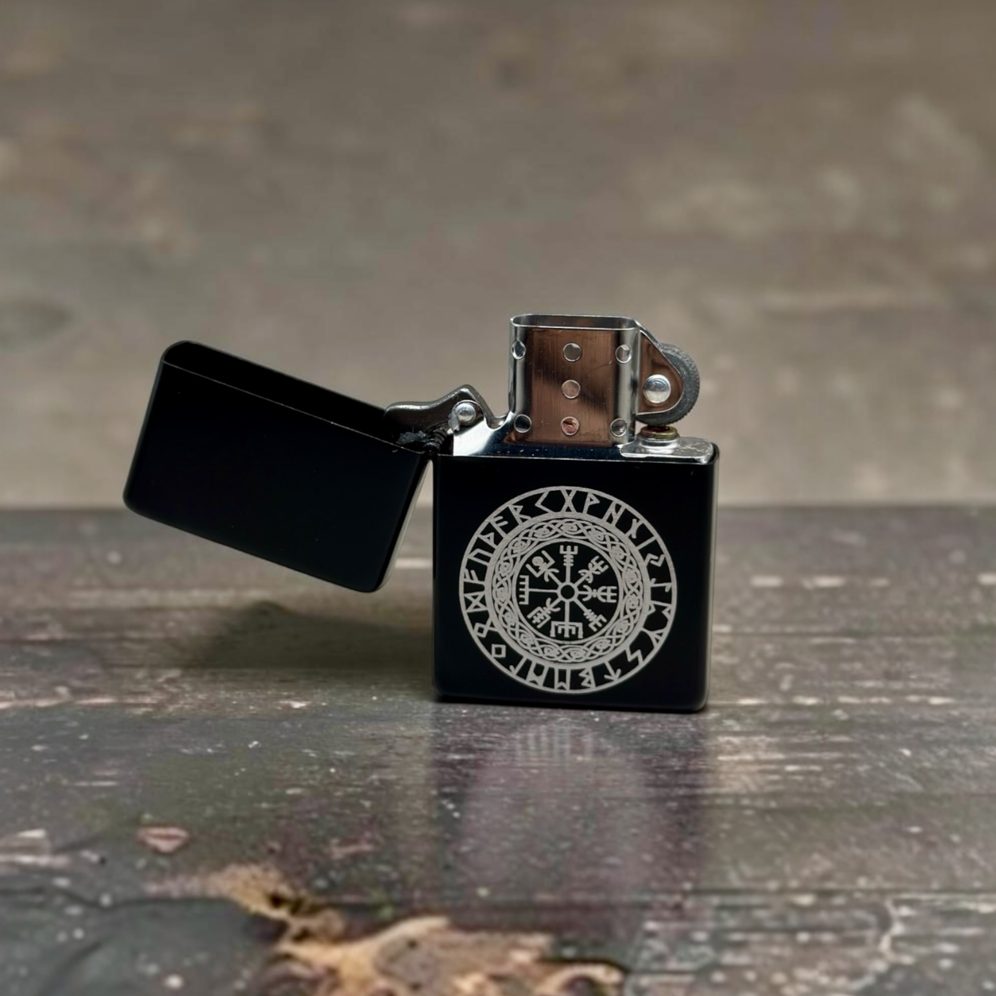 Schwarzes Feuerzeug mit Vegvisir – Wikinger Geschenkidee
