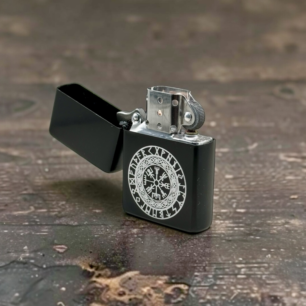 Schwarzes Feuerzeug mit Vegvisir – Wikinger Geschenkidee