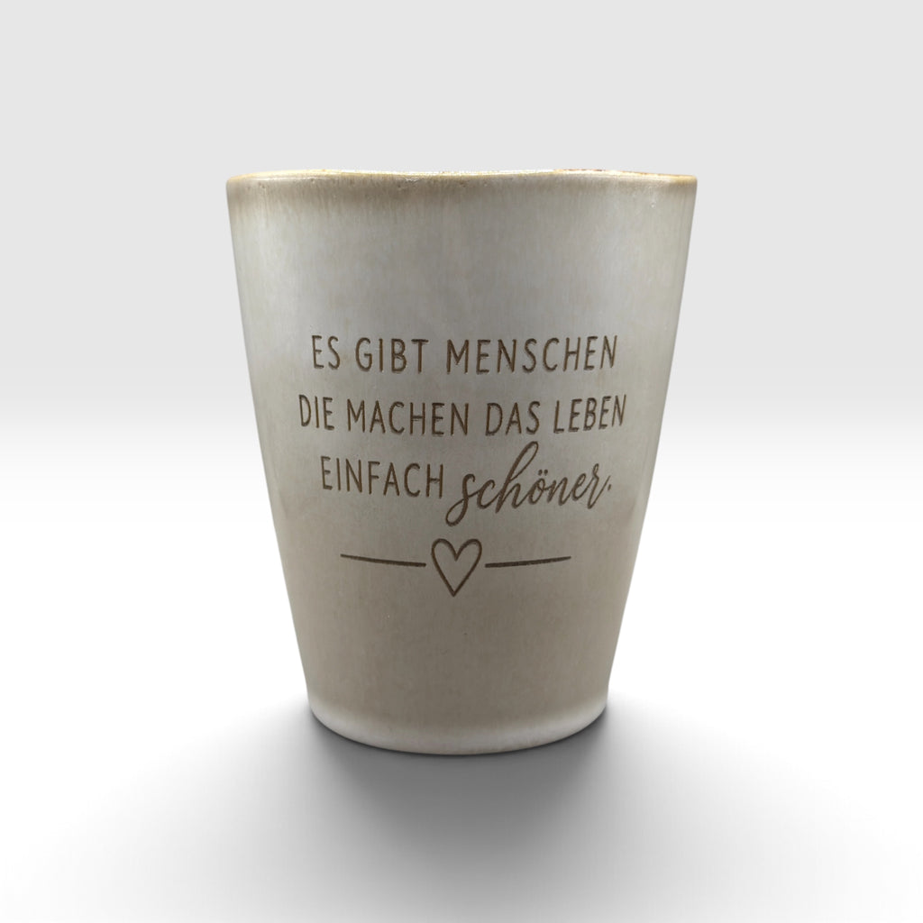 Gravierte Keramiktasse „Es gibt Menschen, die machen das Leben einfach schöner“ – 220 ml