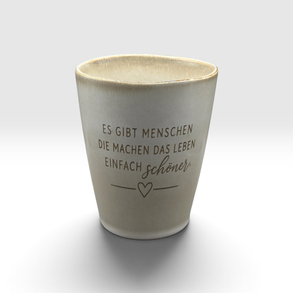 Gravierte Keramiktasse „Es gibt Menschen, die machen das Leben einfach schöner“ – 220 ml