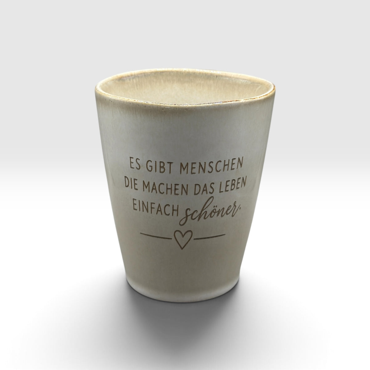 Gravierte Keramiktasse „Es gibt Menschen, die machen das Leben einfach schöner“ – 220 ml